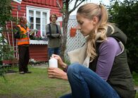 Liebe am Fjord – Isak (David Rott, 2. v. li.) beobachtet, wie Oda (Annika Blendl) eine Kerze für seinen Bruder anzündet