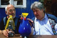Löwenzahn Classics – Der Nachbar (Helmut Krauss, r.) kann kaum glauben, dass Peter (Peter Lustig, l.) aus einer Thermoskanne und einer Flasche zwei so tolle Theaterpuppen basteln kann.