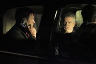 Castle – Richard Castle (Nathan Fillion, l.) begibt sich direkt in die Höhle des Löwen. Lässt Mickey Dolan (Tony Denison, r.), der Vollstrecker einer Mafiagang, mit sich verhandeln?; Richard Castle (Nathan Fillion, l.) begibt sich direkt in die Höhle des Löwen. Lässt Mickey Dolan (Tony Denison, r.), der Vollstrecker einer Mafiagang, mit sich verhandeln?