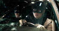 The Green Hornet – Dank seiner genialen Fähigkeiten konstruiert Kato (Jay Chou, r.) die ultimative Waffe: ein unzerstörbares Auto, das über genauso viel PS wie Feuerkraft verfügt. The Green Hornet sorgt schnell für einiges Aufsehen in L.A.- wofür nicht zuletzt Britt (Seth Rogen, l.) selbst mit Hilfe seiner Zeitung sorgt, die jeden Tag Neues über ihre Gangsterjagd berichtet ...