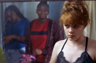 Dalva – Im Heim sieht sich Dalva (Zelda Samson, re.) der gnadenlosen Beurteilung der anderen Jugendlichen ausgesetzt – insbesondere der ihrer Zimmergenossin Samia (Fanta Guirassy, Mi.).