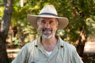 Terra X: Faszination Erde – Christoph Maria Herbst hat sich freiwillig gemeldet, ausgewachsene Krokodile zu füttern. Damit er nicht mit dem Futter verwechselt wird, trägt er die gleiche Kleidung wie die Tierpfleger.