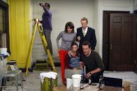 How I Met Your Mother – Während Kevin (Kal Penn, l.) sich um das Streichen des Kinderzimmers kümmert, haben Barney (Neil Patrick Harris, 2.v.r.), Robin (Cobie Smulders, 2.v.l.), Marshall (Jason Segel, r.) und Lily (Alyson Hannigan, M.) ganz andere Sachen zu recherchieren ...
