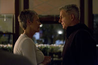 Navy CIS – Was läuft zwischen Gibbs (Mark Harmon, r.) und Dr. Samantha Ryan (Jamie Lee Curtis, l.)?