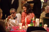 Die Kennedys – Aristotle Onassis (Alexander Siddig) und Jacqueline Kennedy (Katie Holmes)