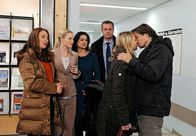 Rote Rosen – ARD ROTE ROSEN FOLGE 1213 Uhr im ERSTEN. Alle sind erleichtert, dass die werdende Mutter Britta und ihr Baby nach dem Stromschlag wohl auf sind (v.l.n.r.: Maria Fuchs, Kim-Sarah Brandts, Caroline Kiesewetter, Joachim Kretzer, Jelena Mitschke, Hakim Michael Meziani).