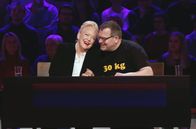 Wer weiß denn sowas? – Rateteam-Kapitän Elton (r.) und die Sängerin Angelika Milster (l.) bilden ein Rateteam.