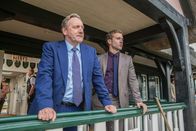 Inspector Barnaby – DCI John Barnaby (Neil Dudgeon, l.) und sein Assistent DS Jamie Winter (Nick Hendrix, r.) ermitteln in einem Mordfall bei einem Cricket-Turnier.