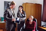 Mit Herz und Handschellen – Nina (Elena Uhlig, M.) und Leo (Henning Baum, l.) befragen Johanna (Elisabeth von Koch, r.), die Schwägerin der Toten.