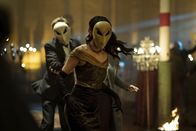 Gotham Knights – Turner Hayes (Oscar Morgan, l.); Duela (Olivia Rose Keegan, r.)