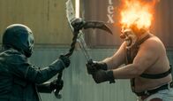 Twisted Metal – Nach den zahlreichen Provokationen der vergangenen Tage sieht Sweet Tooth (Joe Seanoa, r.) im Finale die perfekte Gelegenheit, um seinen Erzfeind Mr. Grimm (Richard de Klerk, l.) ein für alle Mal auszuschalten.