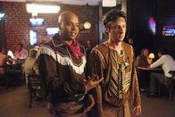 Scrubs - Die Anfänger – Planen einen wilden Männerabend: J.D. (Zach Braff, r.) und Turk (Donald Faison, l.) ...