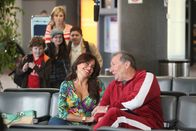 Modern Family – Hinter, v.li.: Luke Dunphy (Nolan Gould), Alex Dunphy (Ariel Winter), Claire Dunphy (Julie Bowen), Manny Delgado (Rico Rodriguez). Vorne, v.li.: Gloria Delgado-Pritchett (Sofía Vergara), Jay Pritchett (Ed O'Neill).