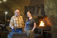 Hoagascht – Moderatorin Conny Bürgler mit Schmied Siegfried Steiner in der Schmiede der Kartause Mauerbach