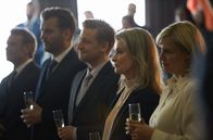 Thin Ice – Elsa Engström (Lena Endre, 2.v.re.) hört Martin aufmerksam zu.