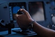 Mayday - Alarm im Cockpit – Captain Kevin Sullivan (played by Jerry Getty) pulls back on the control stick as view of the ocean approaches.