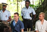 Death in Paradise – Dwayne (Danny John Jules, l.), Dan (Ciaran McMenamin, 2. v. l.), Fidel (Gary Carr, 2. v. r.) und Matt (William Beck, r.).