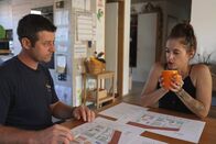 SRF DOK: Tiny Houses - Traum oder Hype? – SRF DOK Tiny Houses – Traum oder Hype? Folge 3 Claudia Raemy lässt ihr Tinyhouse von einem befreundeten Schreiner bauen. 2024 Copyright: SRF