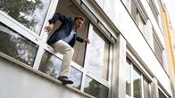 Almania – In die Ecke gedrängt weiß Investmentbanker Rolf (Edin Hasanović) sich nicht mehr anders zu helfen ...