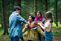 Silverpoint – Die "Libellen"-Gruppe hat einen seltsamen energiegeladenen Stein im Waldboden gefunden. Louis (Oliver Cunliffe, l.), Meg (Katy Byrne, r.) und Kaz (Maiya Silveston, 2.v.r.) bereiten Glen (Krish Misra, 2.v.l.) für ein Experiment vor: Ob Glen wie der Spaten auch über dem Stein schweben wird?