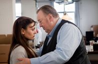 Der Dicke – ARD DER DICKE IV. STAFFEL FOLGE 51 (WH), "Verlustgeschäfte" Uhr im ERSTEN. Ehrenberg (Dieter Pfaff, r.) spürt, dass Yasmin (Sophie Dal, l.) mit ihrer Kraft am Ende ist.