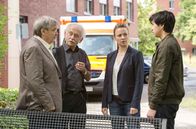 Rentnercops – Günter (Wolfgang Winkler, l.) und Edwin Bremer (Tilo Prückner, 2.v.l.) berichten Vicky (Katja Danowski, 2.v.r.) und Hui Ko (Aaron Le, r.), dass Achim Wagner seinen Schwiegersohn durch einen Privatdetektiv hat beobachten lassen.