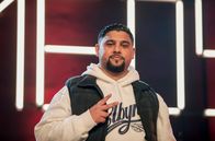 Comedy Clash – Der Hamburger Alex Stoldt startet mit Geschichten über seine Mutter als Comedyqueen. Der Tübinger Abed Azzam kontert mit Trinkgeschichten aus dem Kreißsaal. Die Berlinerin Shari Litt glänzt mit Ballontieren auf Partys. Wer gewinnt Runde eins?