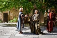 Große Mythen aufgedeckt – Von links nach rechts: Siegfried (Moritz Stephan) , König Gunther (Vinzenz Wagner) und Hagen (Carlo Kitzlinger): Nur auf den ersten Blick geht es im Epos um die Welt mächtiger Männer.