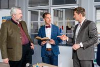 Die Rosenheim-Cops – Kulturdezernent Dr. Frank Baumgartner (Oliver Bürgin, M.) kann für die Kommissare Stadler (Dieter Fischer, l.) und Hansen (Igor Jeftic, r.) die altdeutsche Chronik entziffern.