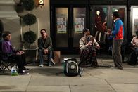 The Big Bang Theory – Im Kino wird eine neue Version des Indiana Jones-Films "Jäger des verlorenen Schatzes" ausgestrahlt. Die zusätzlichen 21 Sekunden Filmlänge sollen endlich Klarheit in die Szene mit dem U-Boot bringen. Sheldon (Jim Parsons, 2.v.r.), Raj (Kunal Nayyar, r.), Leonard (Johnny Galecki, 2.v.l.) und Howard (Simon Helberg, l.) sind begeistert und campieren vor dem Kino, um Karten zu ergattern ...