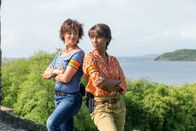 Deadly Tropics – Nachdem eine Gerichtsverhandlung ein tödliches Ende gefunden hatte, ermitteln die Polizistinnen Gaëlle Crivelli (Béatrice de la Boulaye, l.) und Mélissa Sainte-Rose (Sonia Rolland, r.) in einem verzwickten Mordfall.