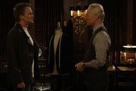 How I Met Your Mother – Barney (Neil Patrick Harris, l.) ist verzweifelt, hofft aber, dass Tim (Tim Gunn, r.) seinen Anzug, den er versehentlich beschädigt hat, wieder flicken kann ...