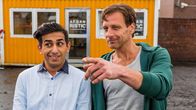 Der Lehrer – Stefan Vollmer (Hendrik Duryn, r.) vermittelt Mehmet (Zejhun Demirov) einen Job beim Gebrauchtwagenhändler.