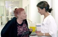 Die Rosenheim-Cops – Frau Rosalie Bürger (Helga Lynen-Fellerer, l.) hat am Morgen die ermordete Frau des Klinikchefs gefunden und berichtet Stationsschwester Hanni Rogler (Marianna Linden), dass sie auch sonst einiges beobachtet hat, was auch für die Polizei interessant sein könnte.