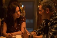The Pier – Alejandra (Verónica Sánchez. l.); Conrado (Roberto Enríquez, r.)