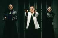 The Matrix Revolutions – Weil Neo nach wie vor im Koma liegt, machen sich Morpheus (Laurence Fishburne, l.), Trinity (Carrie-Anne Moss, r.) und Seraph (Collin Chou, M.) auf den Weg in Merovingians Hölle, einen Nachtklub, um ihn zu befreien. Nach zähen und schlagkräftigen "Verhandlungen" wacht er aus seinem Koma auf ...