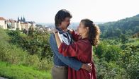 FilmMittwoch im Ersten: Jedes Jahr im Juni – Gregor (Peter Schneider) und Elke (Katharina Wackernagel) verliebt in Prag.