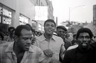 Muhammad Ali - Der Jahrhundertboxer – Muhammad Ali läuft mit Mitgliedern der Black Panther Party durch die Straßen von New York. September 1970
