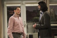 Two and a Half Men – Während sich Walden (Ashton Kutcher, r.) auf sein Date mit Zoey vorbereitet, versucht Alan (Jon Cryer, l.), beim Pfandleiher an Geld zu kommen ...