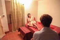 SOKO Donau – Scheidler (Stefan Murr) hat Magda (Silvana Veit) aus dem Schacht in seinen Keller geholt.