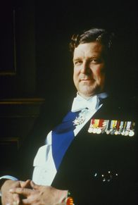 King Ralph – Die harte Schule hat sich rentiert und aus dem ungehobelten Barpianisten Ralph Jones (John Goodman) ist ein richtiger König geworden ...