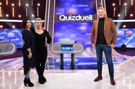 Quizduell - Olymp – Moderator Jörg Pilawa (r.) mit den Kandidatinnen des Teams "Schmutzler": Der Schauspielerin Claudia Schmutzler (l.) und deren Tochter Charley Schmutzler (2.v.l.), Musikerin und Sängerin.
