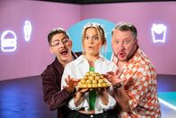 besseresser – Was steckt wirklich in Ferrero Rocher? Die besseresser Lilly Temme (M.), Florian Reza (l.) und Sebastian Lege (r.) blicken hinter die Kulissen einer gigantischen Industrie.