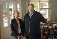 Der Dicke – MDR Fernsehen DER DICKE II. STAFFEL FOLGE 14, "Zug um Zug" Uhr. Christina (Gisela Schneeberger, l) besucht Gregor Ehrenberg (Dieter Pfaff, 2.v.r.) in der neuen Kanzlei.