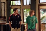 Two and a Half Men – Nicht einmal vor Erpressung schreckt Jake (Angus T. Jones, r.) zurück, nur um Charlie (Charlie Sheen, l.) als Beifahrer für seinen Lernführerschein zu gewinnen ...