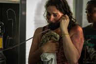 Es geschah am... – Die verletzten Touristen mussten stundenlang für eine Telefonat in die Heimat anstehen. Die Gesprächszeit war auf wenige Sekunden reduziert. (Nachgestellte Szene)