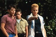 Stand by Me - Das Geheimnis eines Sommers – Auch die Rowdies Eyeball Chambers (Bradley Gregg, l.), Vince Desjardins (Jason Oliver, M.) und deren Anführer "Ace" Merrill (Kiefer Sutherland, r.) haben es sich zum Ziel gemacht, die Leiche zu finden. Aber als sie sie finden, kommt es zu einer gefährlichen Begegnung.