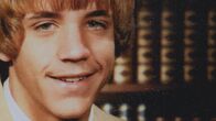 The Box - Bilder der Toten – Im April 1981 tötet Bruce Lindahl den 18-jährigen Charles Huber mit 28 Messerstichen. Bei dem Angriff verletzt Lindahl sich so schwer, dass er noch am Tatort verblutet.