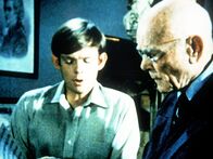 Die Waltons – Jason (Jon Walmsley, l.) hat seinem Lehrer Professor Bown (Dean Jagger, r.) seine Abschlusskomposition vorgespielt. Doch der Professor ist davon nicht begeistert.