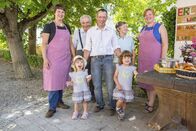 Landfrauenküche – Gruppenbild Familie Mayer, von links: Katharina Mayer, Tochter Franziska, Katharinas Schwiegervater Albert Mayer, Ehemann Herbert Mayer, Katharinas Schwiegermutter Marianne Mayer, Tochter Klara und Küchenfee Simone Kuhn.